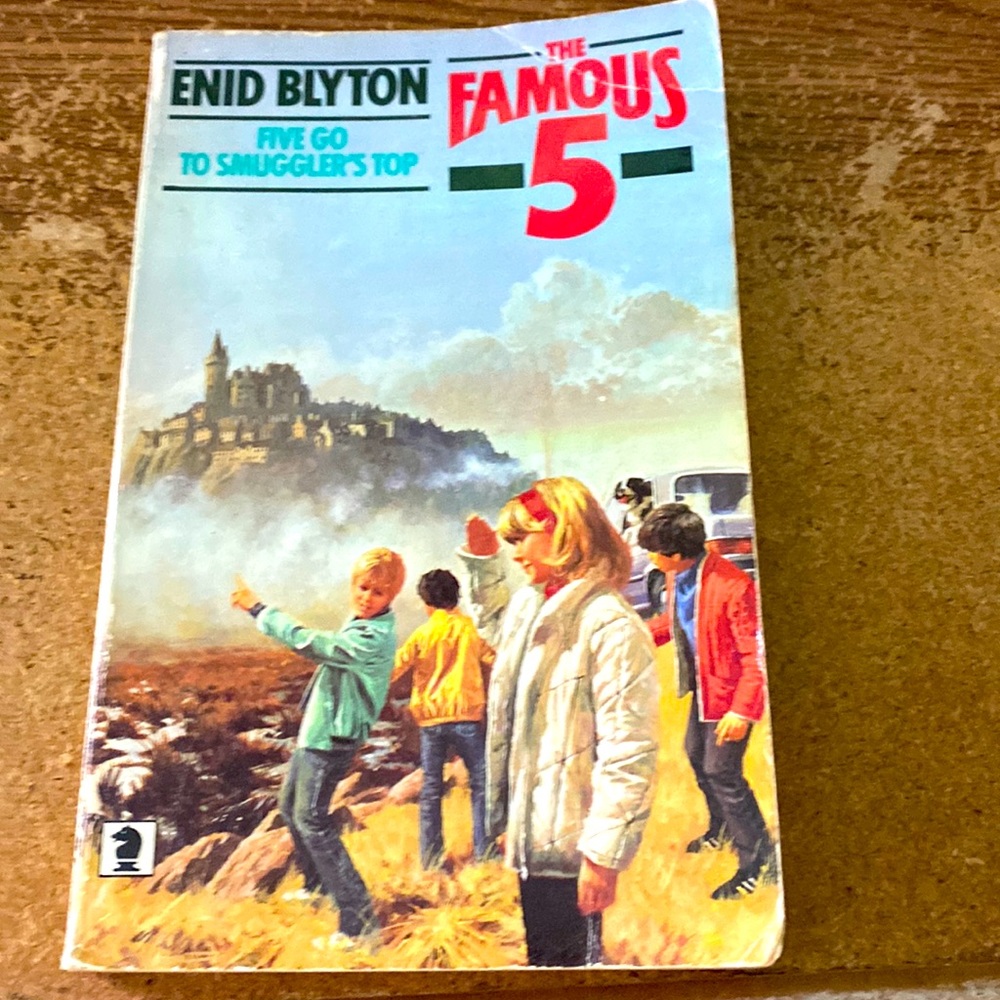 FAMOUS FIVE-Five go to Smugglers Top-4th book in a series of 21!
